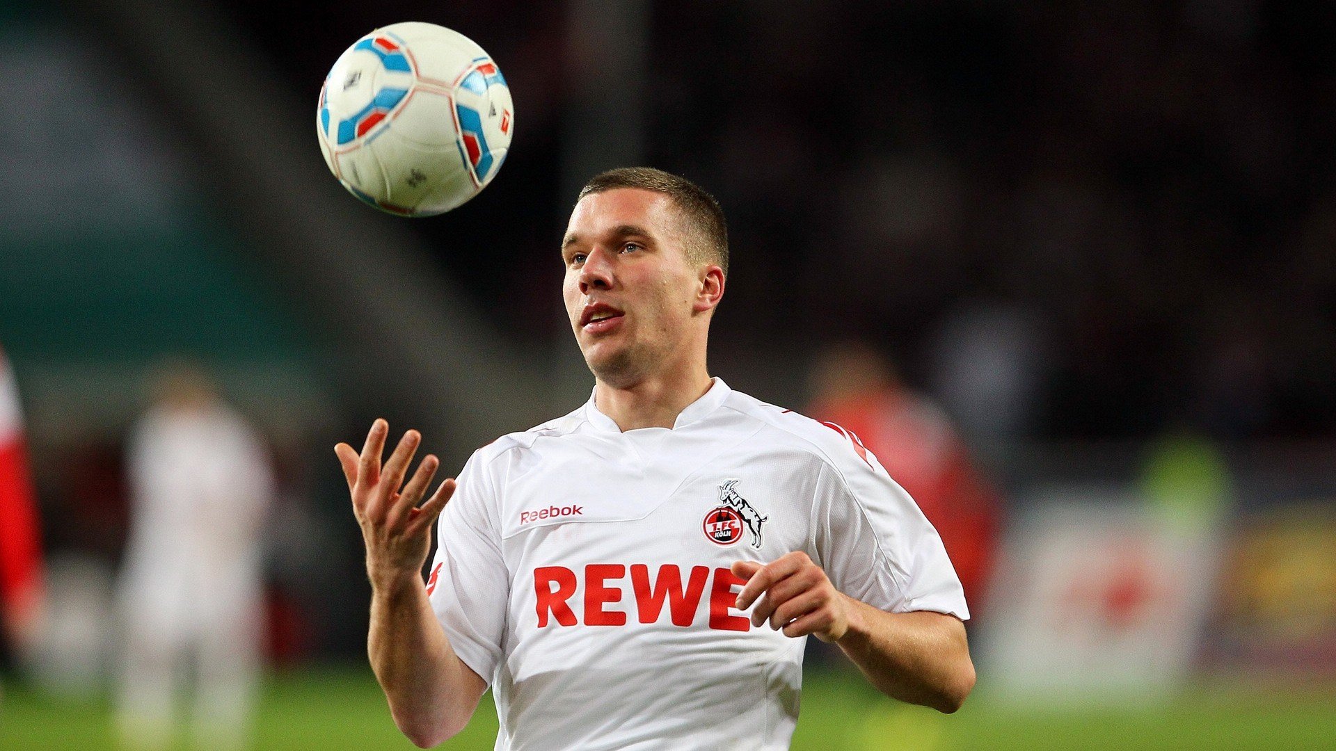 奇库诺娃蛙泳赛场展现惊人爆发力，库尼奇蛙